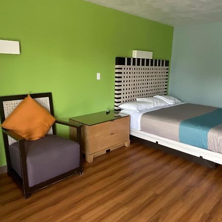 Country Yard Inn And Suites Сайкстън Екстериор снимка
