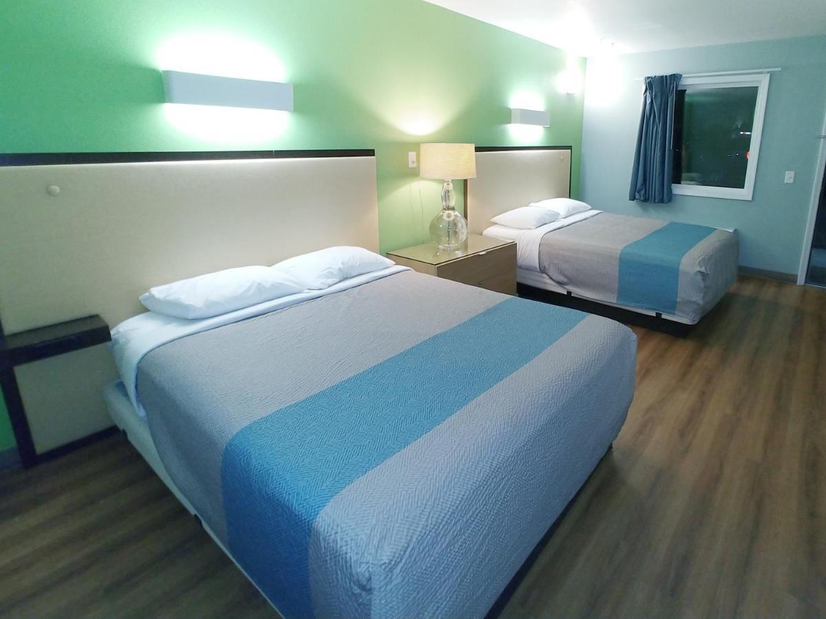 Country Yard Inn And Suites Сайкстън Екстериор снимка