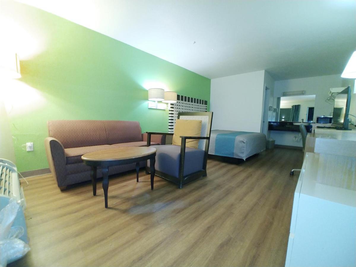 Country Yard Inn And Suites Сайкстън Екстериор снимка