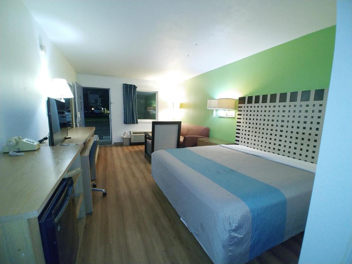 Country Yard Inn And Suites Сайкстън Екстериор снимка