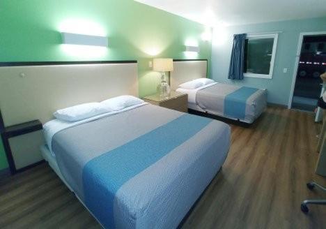 Country Yard Inn And Suites Сайкстън Екстериор снимка