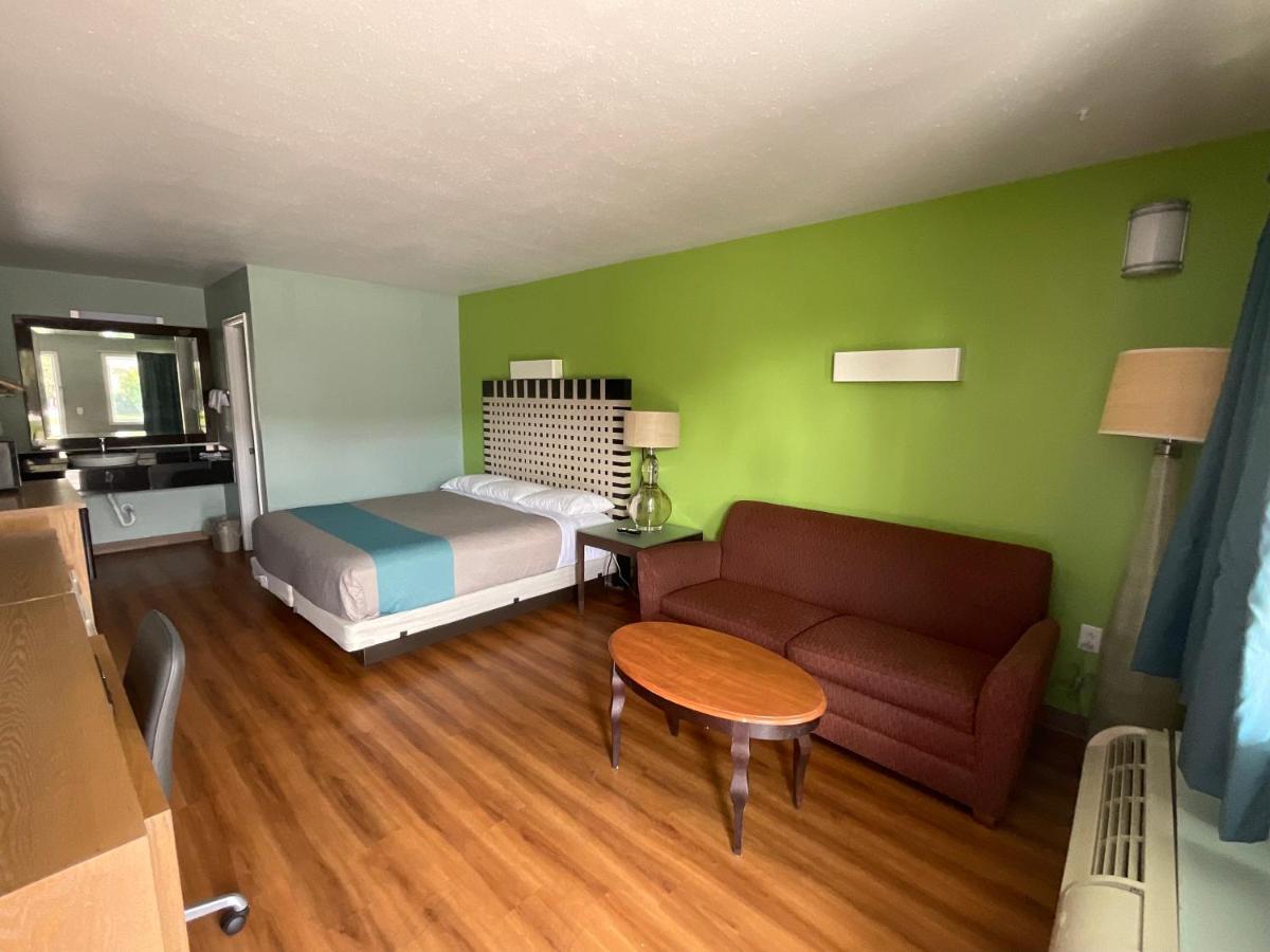 Country Yard Inn And Suites Сайкстън Екстериор снимка