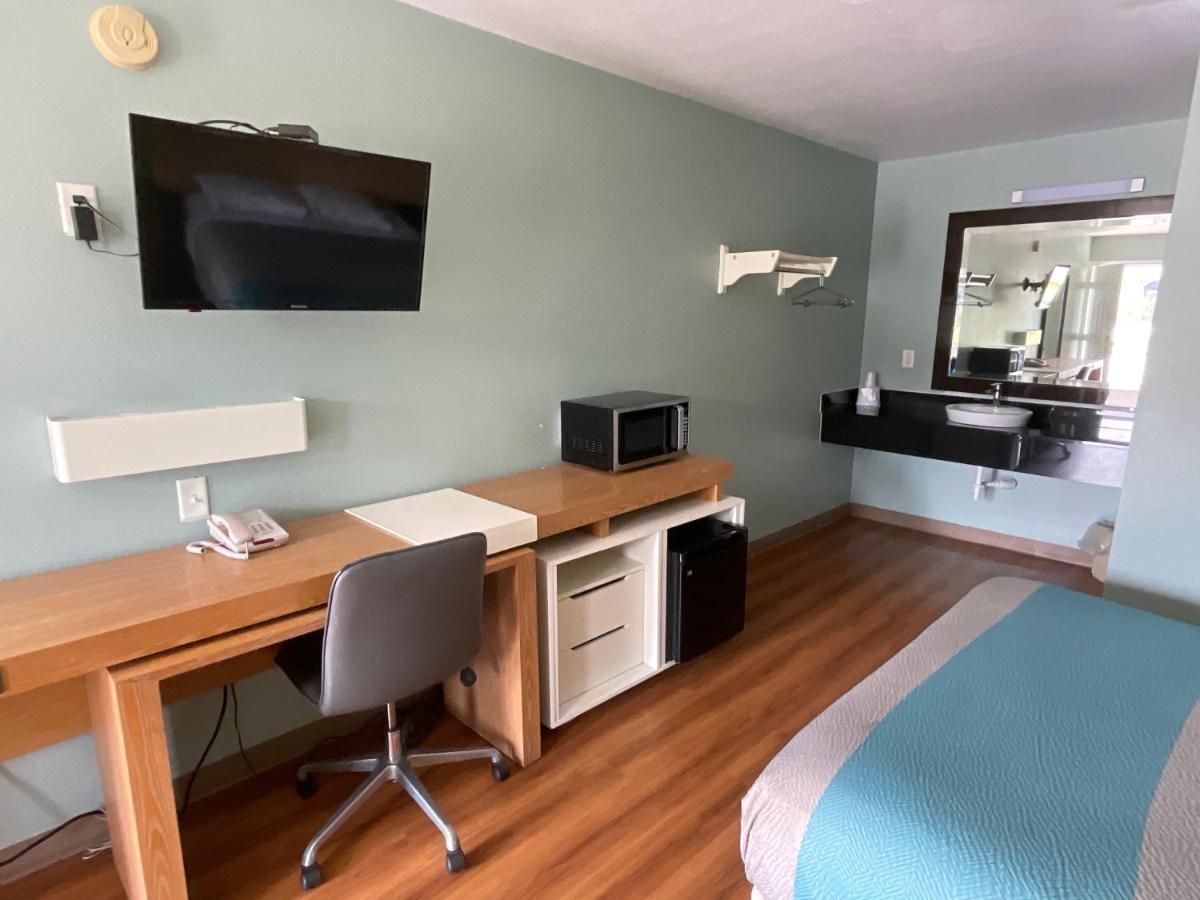 Country Yard Inn And Suites Сайкстън Екстериор снимка
