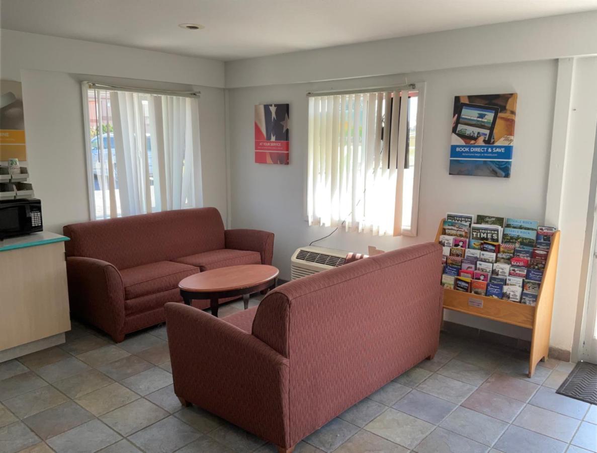 Country Yard Inn And Suites Сайкстън Екстериор снимка