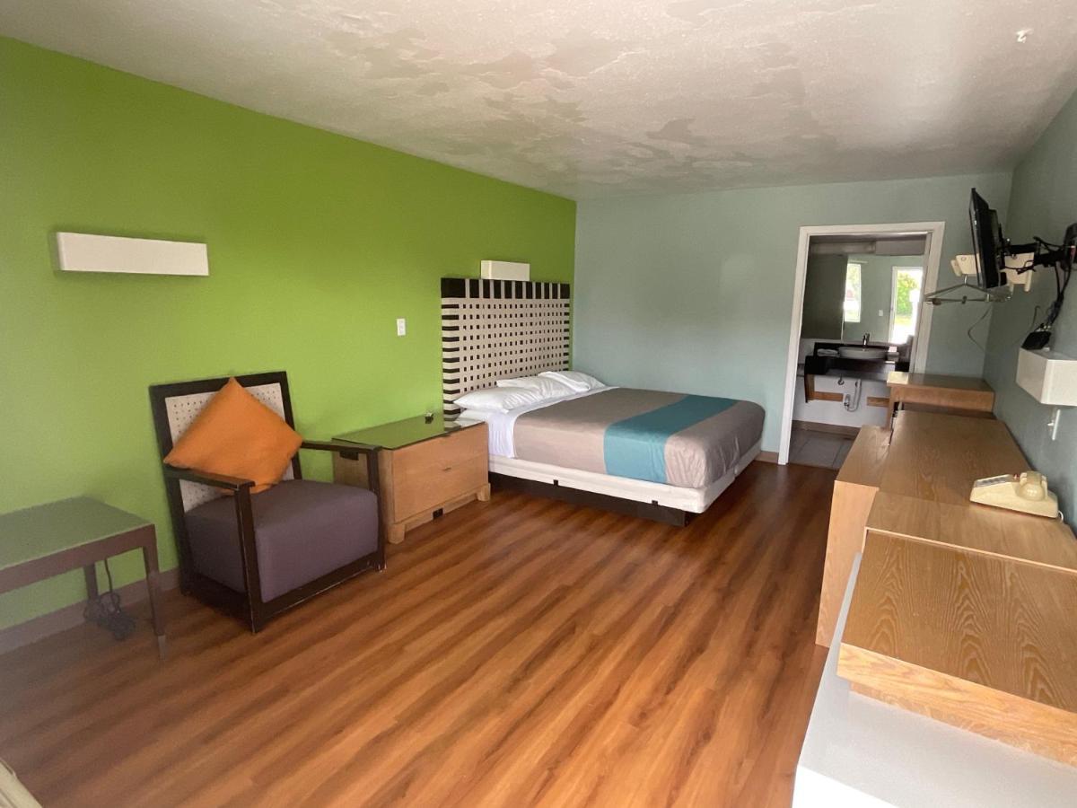 Country Yard Inn And Suites Сайкстън Екстериор снимка