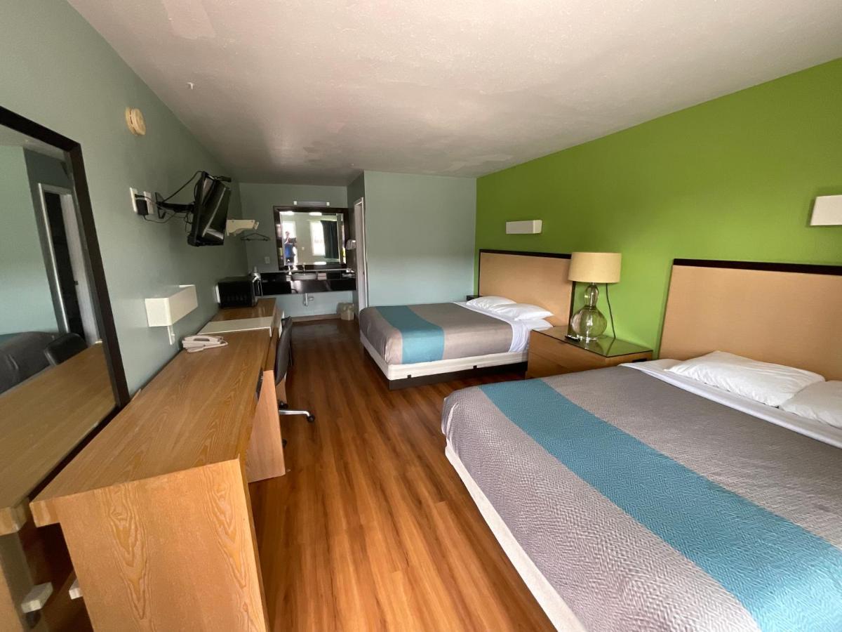 Country Yard Inn And Suites Сайкстън Екстериор снимка
