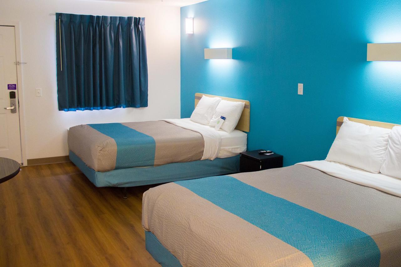 Country Yard Inn And Suites Сайкстън Екстериор снимка