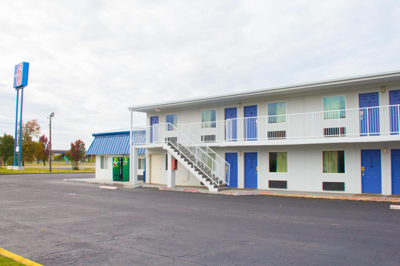 Country Yard Inn And Suites Сайкстън Екстериор снимка