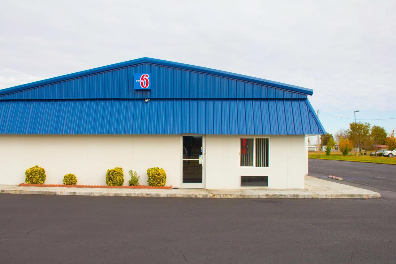 Country Yard Inn And Suites Сайкстън Екстериор снимка