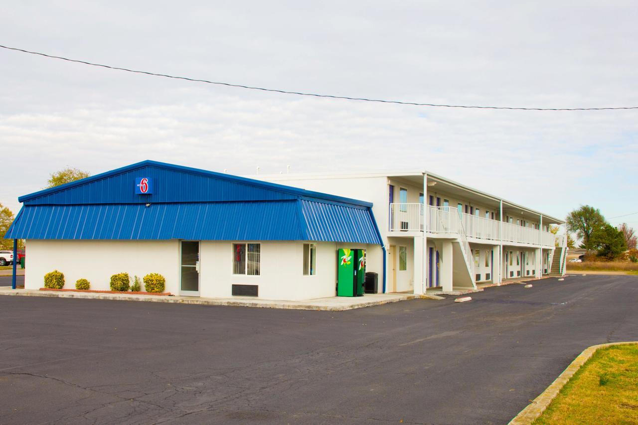 Country Yard Inn And Suites Сайкстън Екстериор снимка