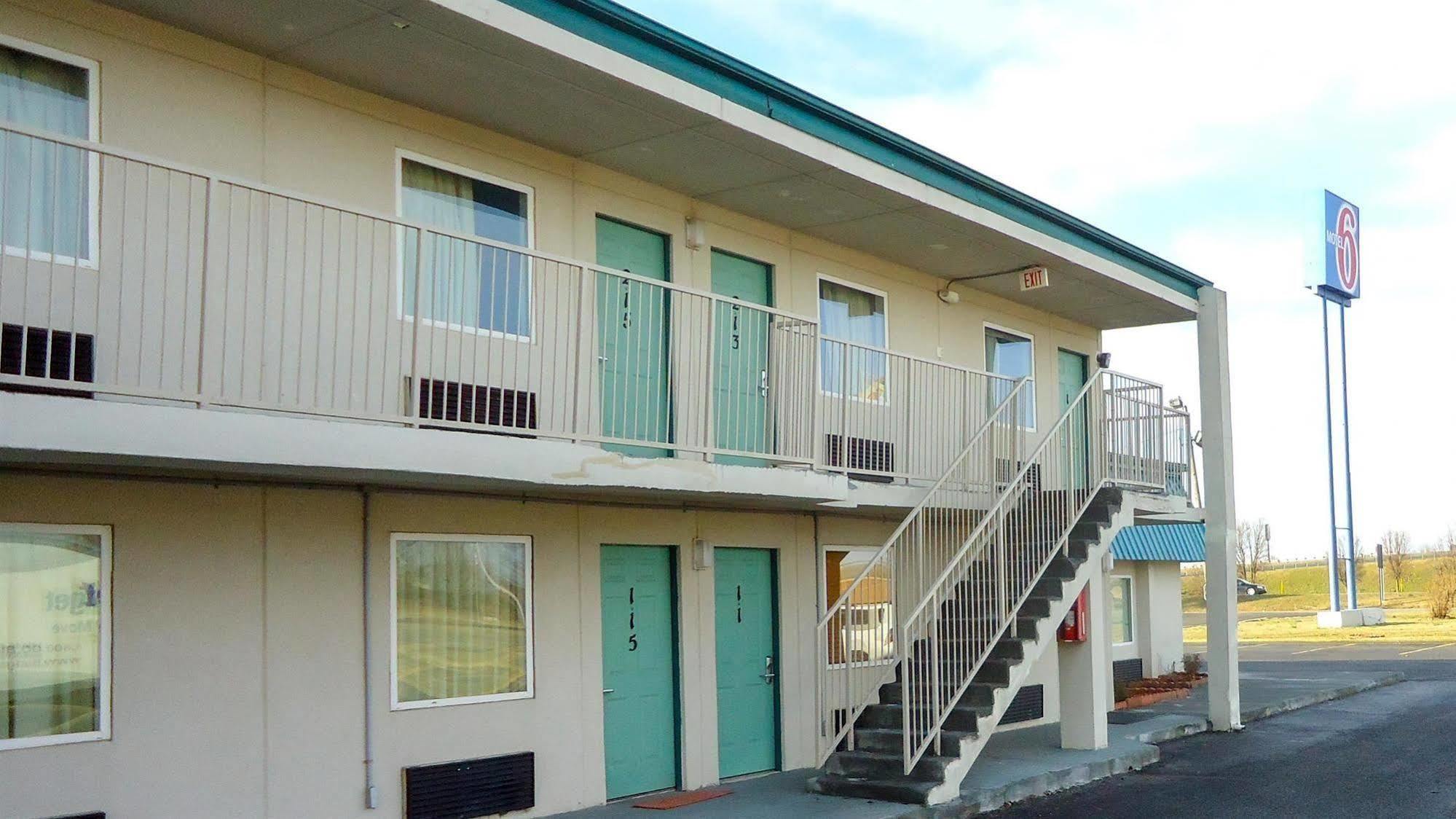 Country Yard Inn And Suites Сайкстън Екстериор снимка