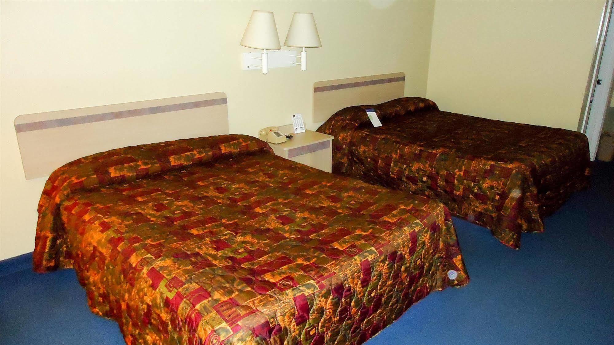 Country Yard Inn And Suites Сайкстън Екстериор снимка