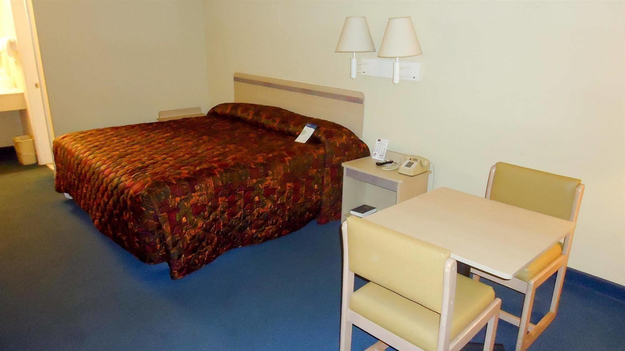 Country Yard Inn And Suites Сайкстън Екстериор снимка