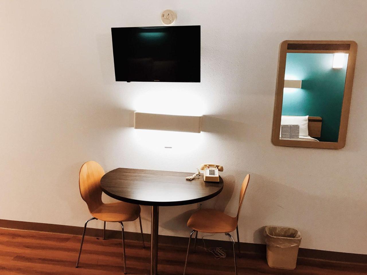 Country Yard Inn And Suites Сайкстън Екстериор снимка