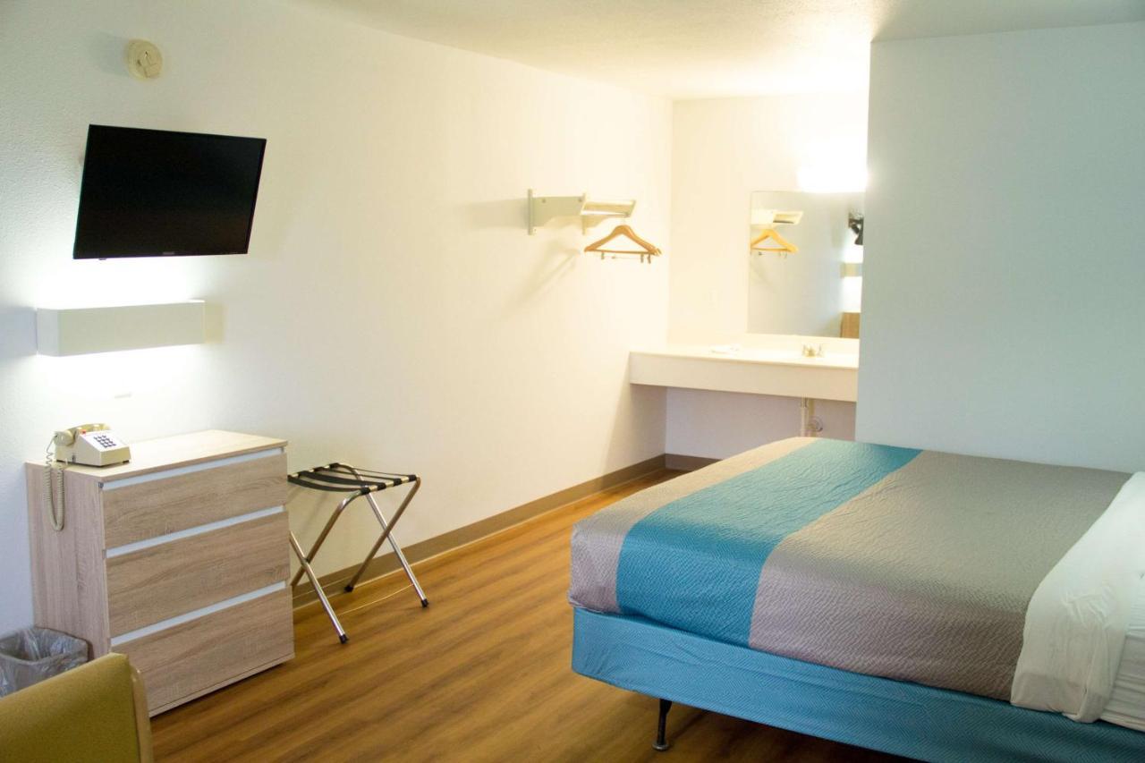Country Yard Inn And Suites Сайкстън Екстериор снимка