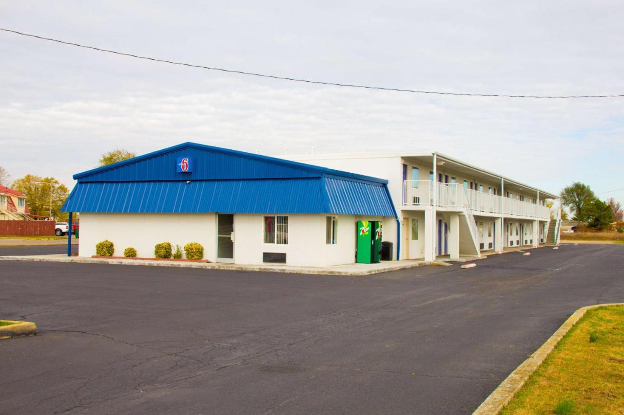 Country Yard Inn And Suites Сайкстън Екстериор снимка