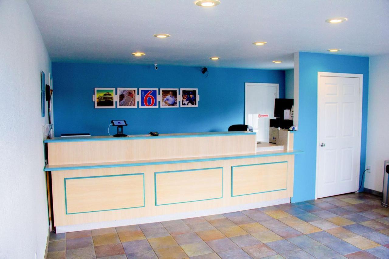 Country Yard Inn And Suites Сайкстън Екстериор снимка